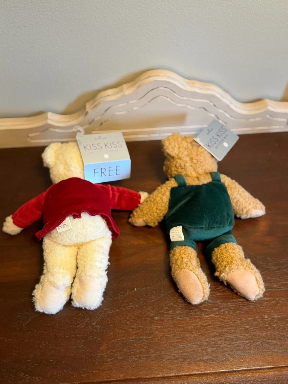 Hallmark Mistletoe Kiss Kiss Bears from 1990s